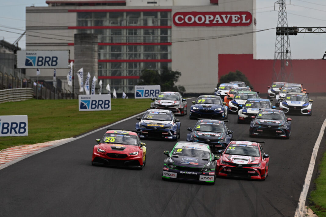 TCR South America race start at Cascavel