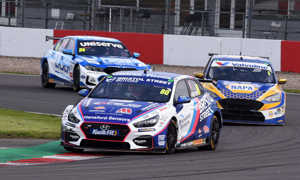 Tom Ingram doubles up in dry second race at Donington