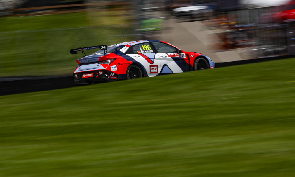 Mikel Azcona grabs pole position at Mid-Ohio